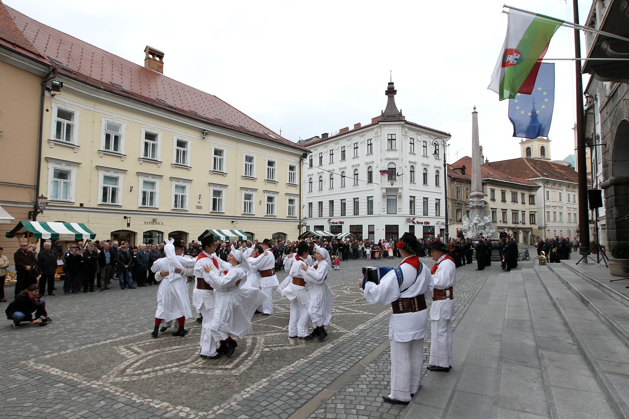 Performance of the folklore group in the center of Ljubljana.